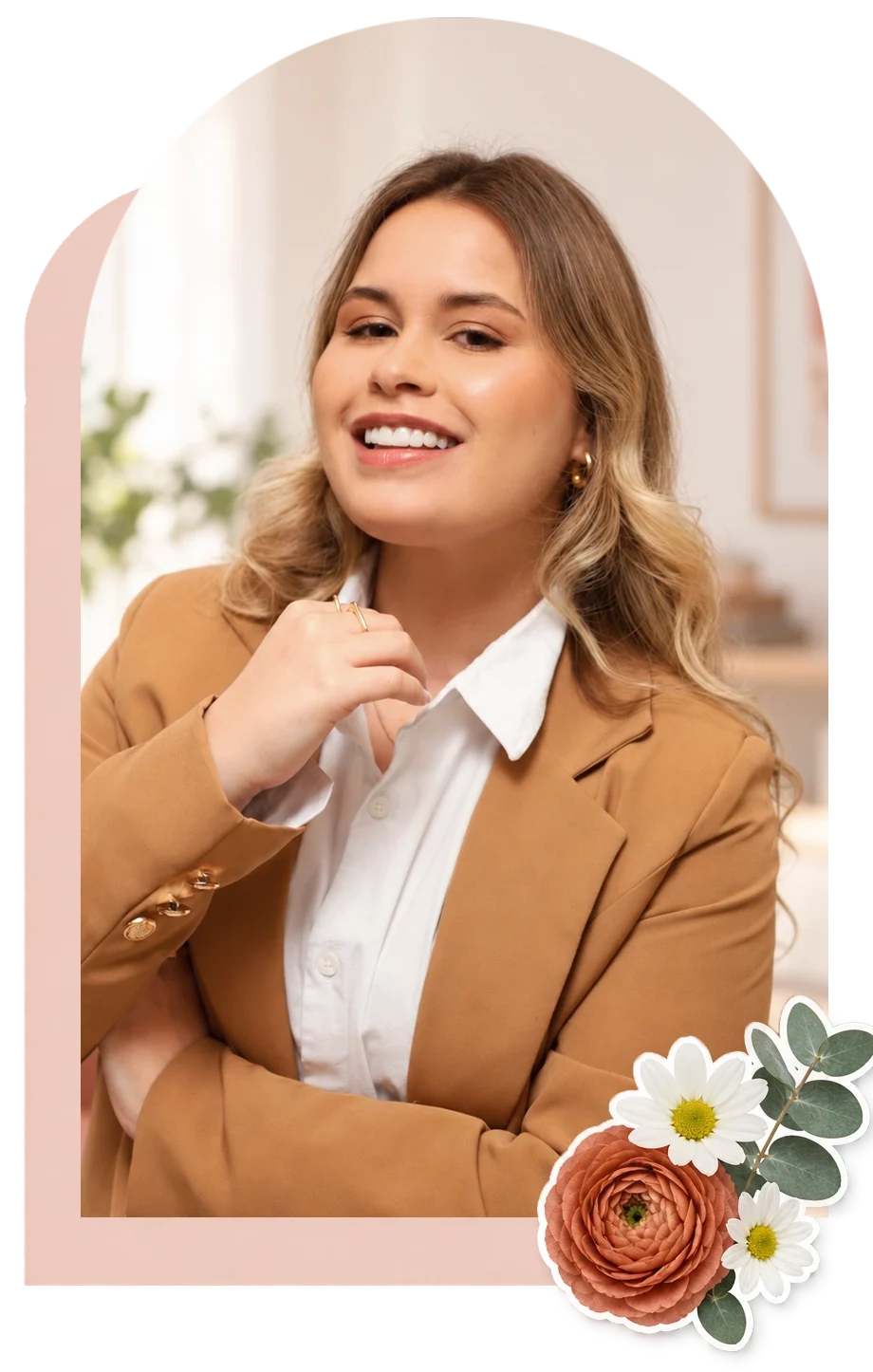 Juliana E. Lima, psicóloga especialista em terapia para ansiedade, sorrindo em ambiente acolhedor e iluminado